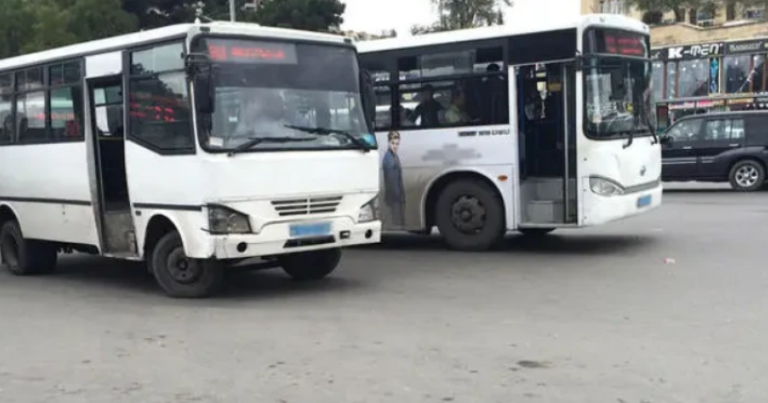 Bakıda 20-25 illik avtobuslarla sərnişin daşınır – “İstidən bişirik” – VİDEO