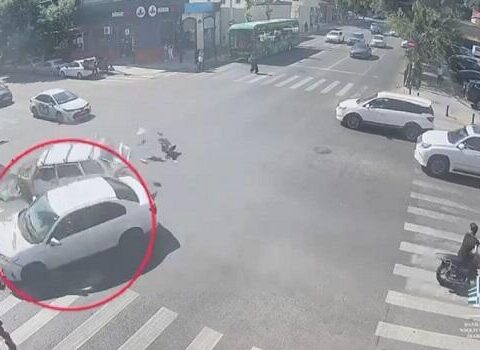 Qəza: Gəldiyi sürətlə qırmızı işıqdan keçdi… – Anbaan video