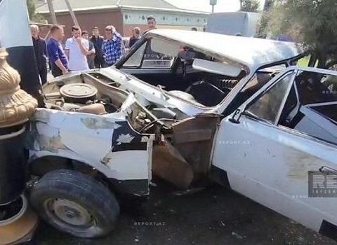 Maşın işıq dirəyinə çırpıldı: 1 ölü, 3 yaralı