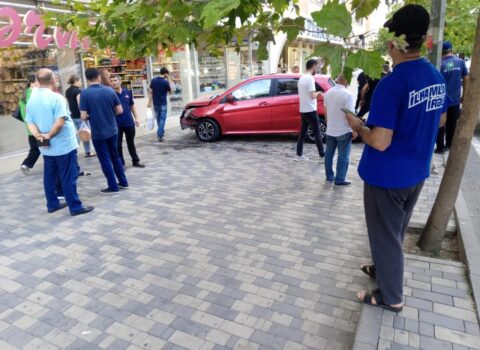Bakıda avtomobil marketə girdi – VİDEO