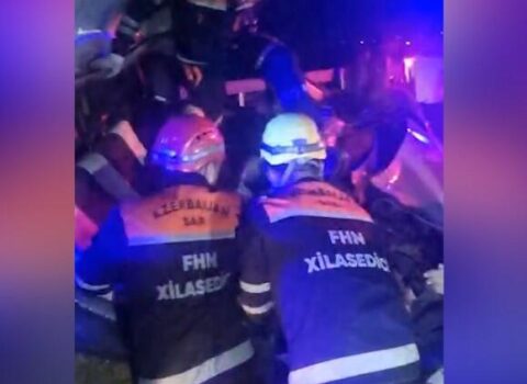 Bakıda qəzadan sonra sürücü avtomobildə sıxılı vəziyyətdə qalıb – VİDEO