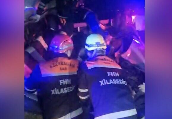 Bakıda qəzadan sonra sürücü avtomobildə sıxılı vəziyyətdə qalıb – VİDEO