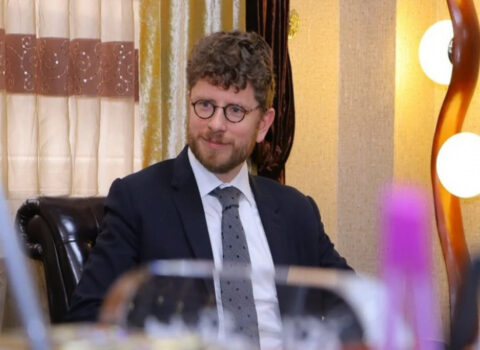 Fransa səfiri Ermənistanda inək sağdı – Sosial şəbəkədə paylaşdı
