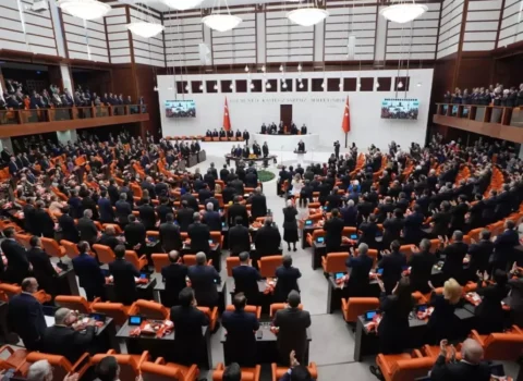 Türkiyə parlamentində 100-dən çox deputat xəstəxanaya yerləşdirildi