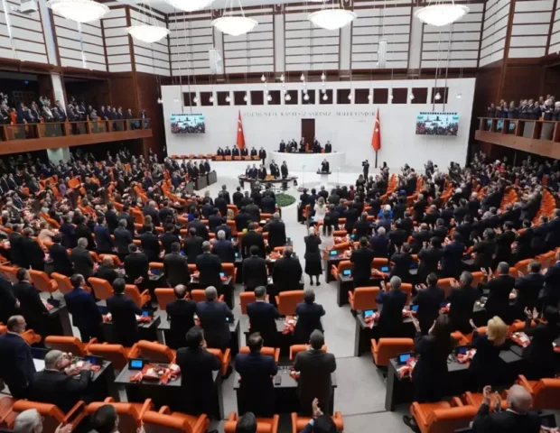 Türkiyə parlamentində 100-dən çox deputat xəstəxanaya yerləşdirildi