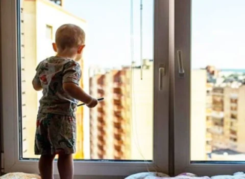 20-ci mərtəbədən düşən iki yaşlı uşaq sağ qaldı