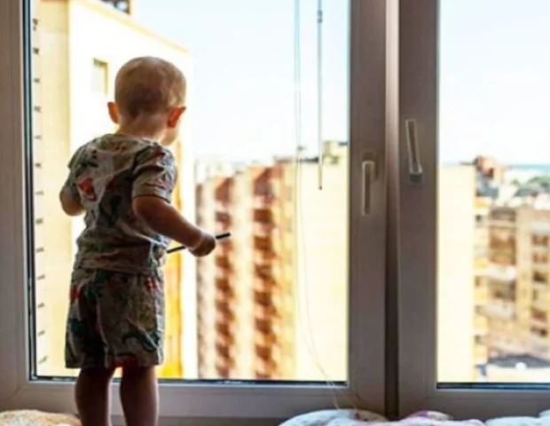 20-ci mərtəbədən düşən iki yaşlı uşaq sağ qaldı