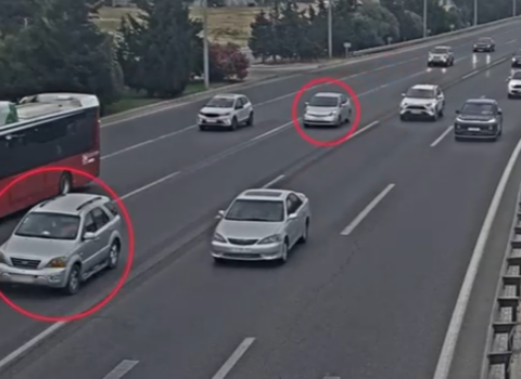Aeroport yolunun ortasında dayandı, qəzaya səbəb oldu – VİDEO