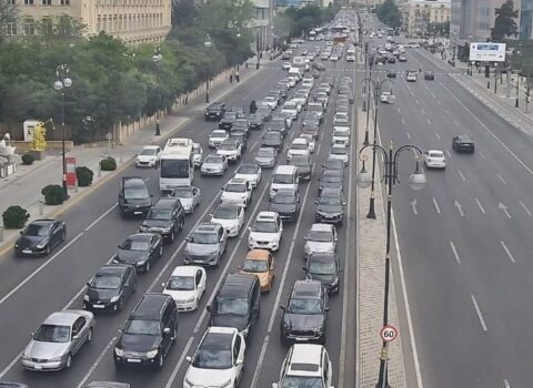 Bakının bir sıra yollarında tıxac yaranıb – SİYAHI