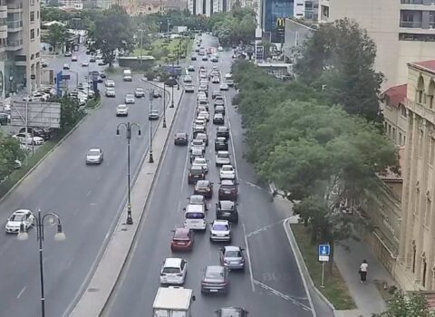 Bakının bir sıra yollarında nəqliyyatın hərəkəti çətinləşib
