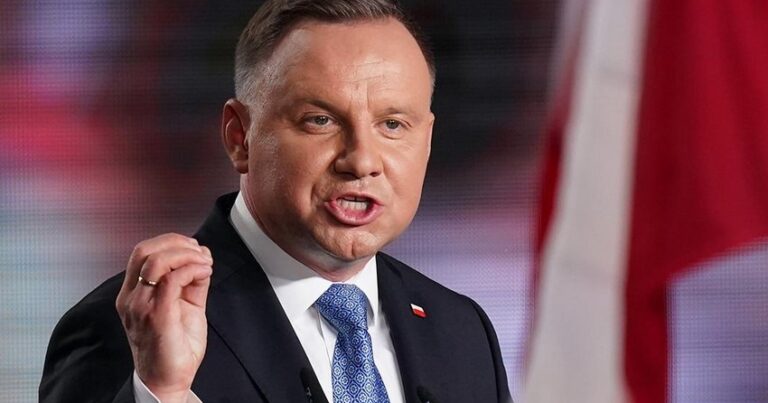 Polşada prezident Duda haqqında yazılan kitab satışdan çıxarıldı