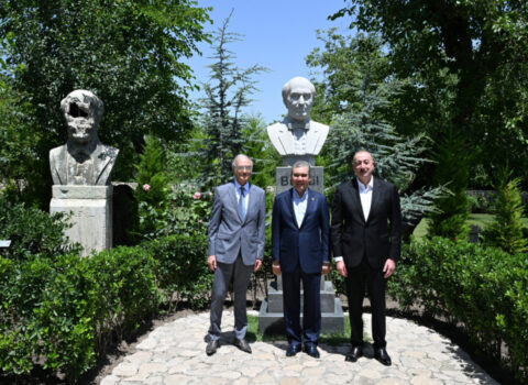 Prezident və Qurbanqulu Berdiməhəmmədov Şuşada Bülbülün ev-muzeyində olublar