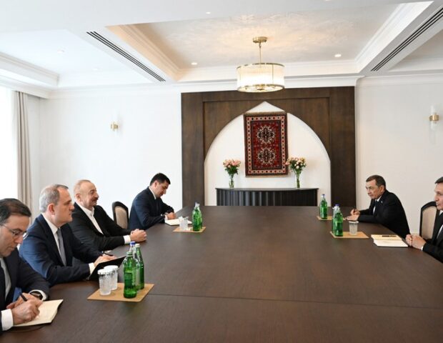 Əliyev Xankəndidə Rəşid Meredovu qəbul edib