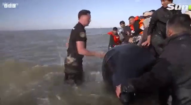 Fransa polisindən DƏHŞƏTLİ ADDIM: Miqrantların qayığını deşib, ÖLÜMƏ TƏRK ETDİLƏR – VİDEO