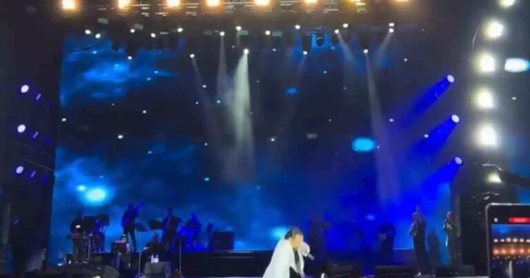 Məşhur müğənni səhnədə ŞOK yaşadı – FOTO