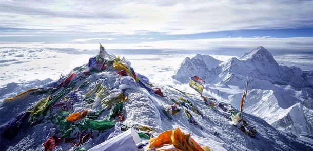 Savalanda itkin düşən alpinistlər xilas edildi