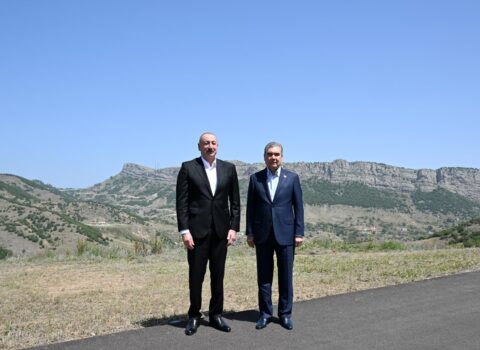 Əliyev və Berdiməhəmmədov Daşaltı kəndinin fonunda şəkil çəkdiriblər