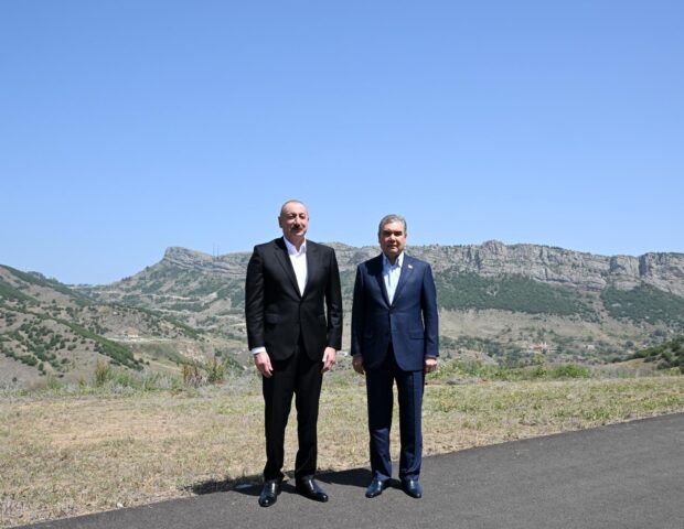 Əliyev və Berdiməhəmmədov Daşaltı kəndinin fonunda şəkil çəkdiriblər
