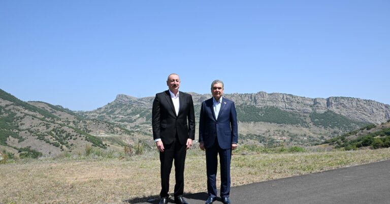 Əliyev və Berdiməhəmmədov Daşaltı kəndinin fonunda şəkil çəkdiriblər