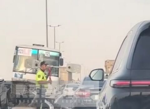 Sumqayıtda sərnişin avtobusu işıq dirəyinə çırpıldı, yaralananlar var