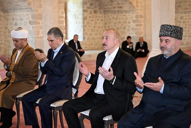 Əliyevlə Bediməhəmmədov Yuxarı Gövhər Ağa məscidində