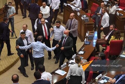Ermənistan parlamentində dava: Butılka atıldı