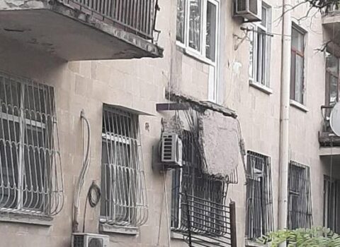 Sumqayıtda binanın eyvanı uçdu