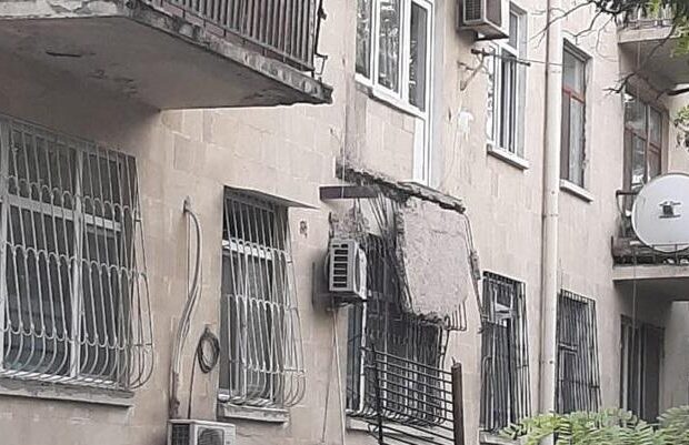 Sumqayıtda binanın eyvanı uçdu