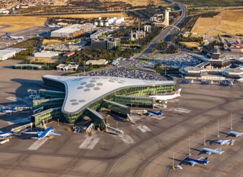 70 yaşlı qadın Bakı aeroportunda öldü