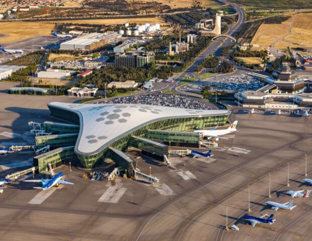 70 yaşlı qadın Bakı aeroportunda öldü