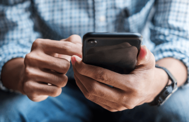 Bakıda görünməmiş dələduzluq: Tanışının telefonu oğurladı, anasına yazdı…