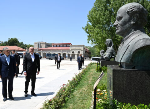 İlham Əliyev və Berdiməhəmmədov gülləbaran edilmiş heykəllərə baxdılar – FOTOLAR