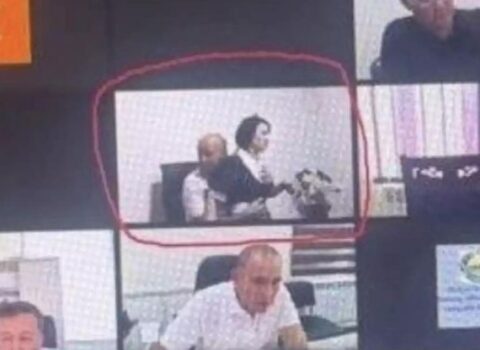 Onlayn iclasda katibəni qucaqlayan deputat işdən qovuldu