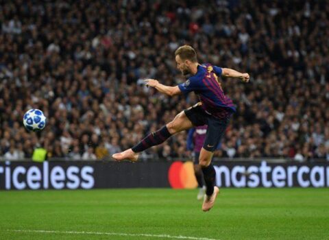 Məşhur futbolçu karyerasını bitirdi