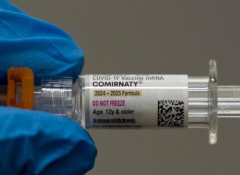 Yeni virus yayıldı: Adamın səsi tutulur