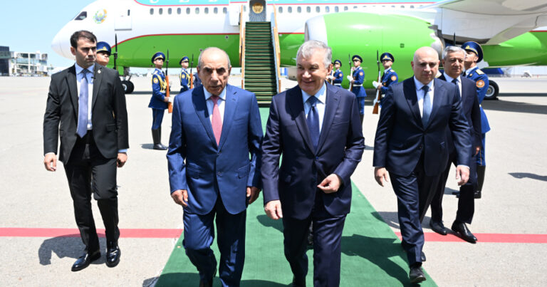Şavkat Mirziyoyev Azərbaycana gəldi