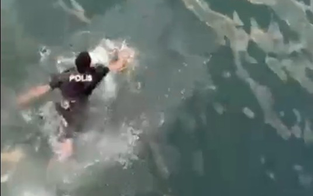 Polis özünü dənizə ataraq qadını xilas edib – VİDEO