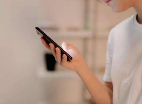 Məktəblərdə telefon istifadəsi qadağan edildi