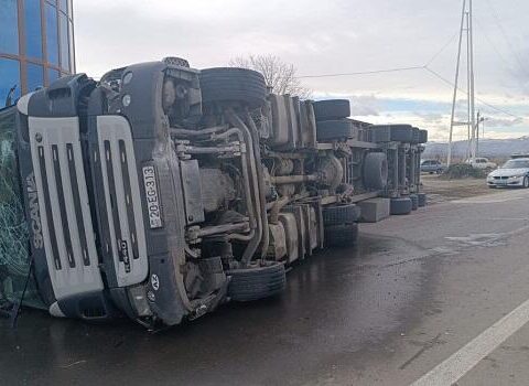 Hacıqabulda TIR aşdı, taxıl yola dağıldı