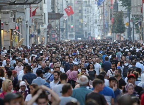 Çılpaq qadın küçədə insanlara hücum etdi – Hadisə anı kameralara düşdü – FOTOlar