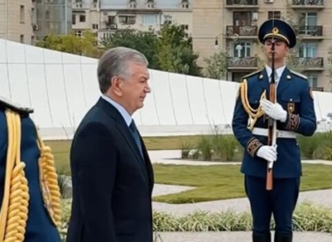 Zəfər parkına səfərindən paylaşım etdi