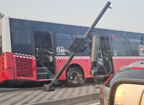Bakıda sərnişin avtobusu qəza törətdi – VİDEO