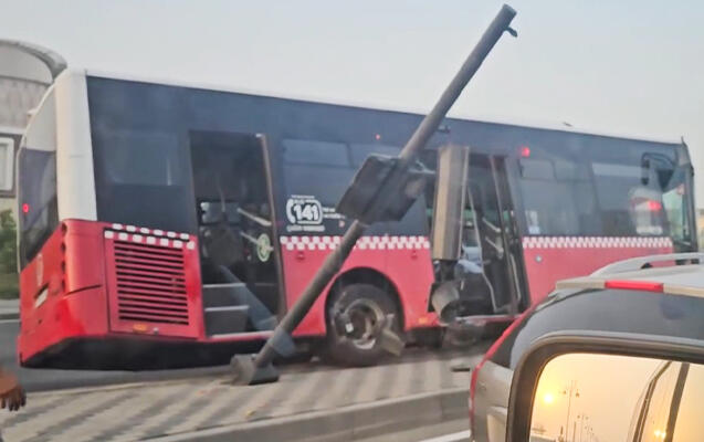Bakıda sərnişin avtobusu qəza törətdi – VİDEO