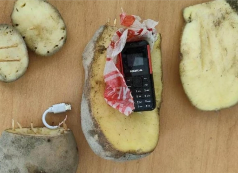 Kartofun içində telefon keçirmək istədi, saxlanıldı