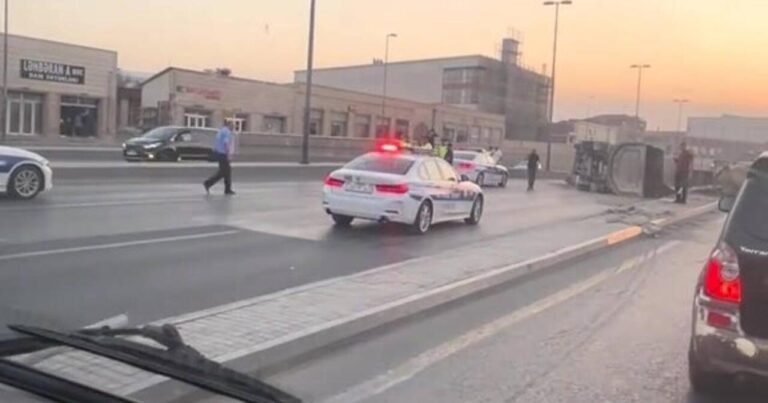 Bakıda yük maşını aşdı, yol bağlandı – VİDEO