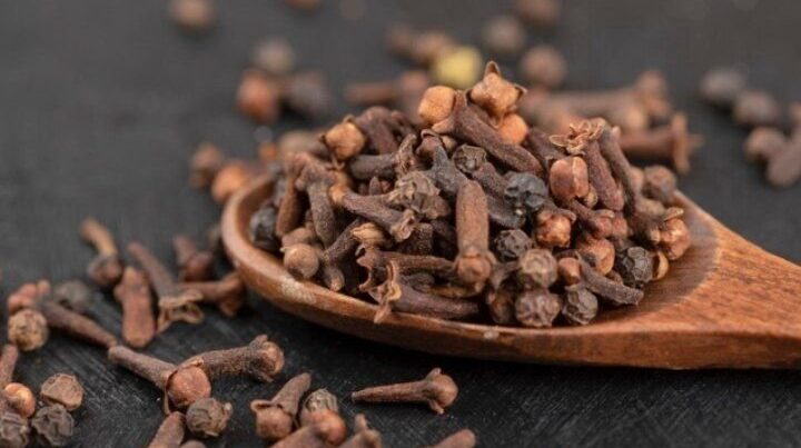 50 yaşdan sonra hər gün 2 qərənfil çeynəməyin MÖCÜZƏVİ FAYDALARI – FOTO