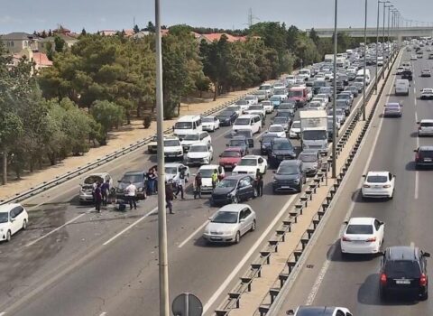 Aeroport yolundakı qəza sıxlığa səbəb oldu