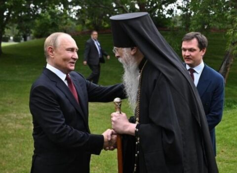 Putinlə görüşdüyünə görə üzr istədi