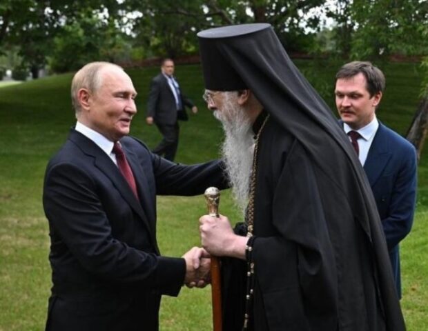 Putinlə görüşdüyünə görə üzr istədi