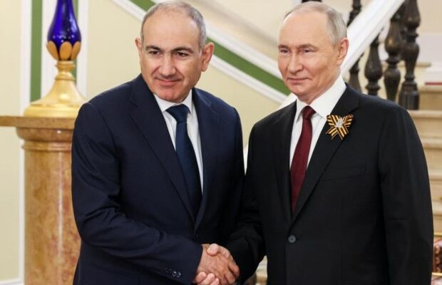 Putin Paşinyanla görüşdü